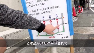 バリケードゾーンを歩く男