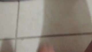 Masajeando mi verga a través de mi trusa