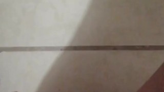 Masajeando mi verga a través de mi trusa