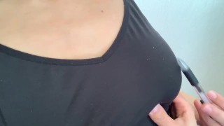Fカップのノーブラ乳首オナニー。エアリズムの上からペンで乳首を弄ってみたら…