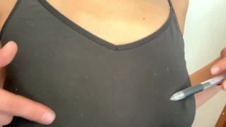 Fカップのノーブラ乳首オナニー。エアリズムの上からペンで乳首を弄ってみたら…