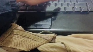 Mientras veo porno empiezo a masturbarme la verga 