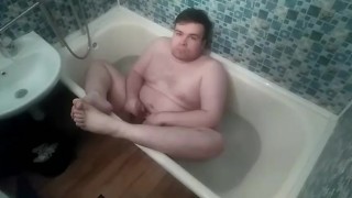 Артем сосет сам себе дрочит ногами лижет ноги в ванной self suck autofellatio self footjob