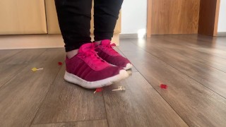 Die Armee der Gummibärchen legt sich mit Angel an und wird gnadenlos zertreten