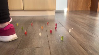 Die Armee der Gummibärchen legt sich mit Angel an und wird gnadenlos zertreten