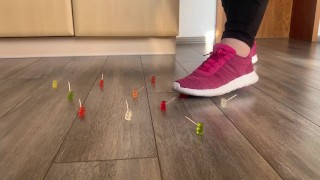 Die Armee der Gummibärchen legt sich mit Angel an und wird gnadenlos zertreten