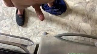 Chico caliente jalándoselo 