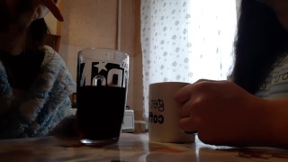 Сестра моей подруги так громко стонала, что мне захотелось трахаться, и я трахнулась с подругой