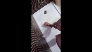 En la ducha me corro y orino en mis pies