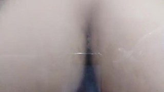 prova anale con dildo sotto la doccia