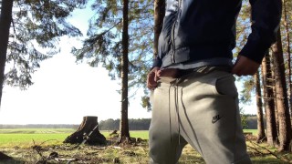 Heißer typ holt seinen schwanz raus und wichst sich
