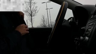 Rischiosa masturbazione in macchina