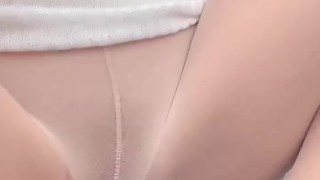 野外駐車場でノーパンパンストの上からおしっこ。。放尿気持ちいい。。