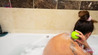 Relaxing Bath With a Huge Vibrator 