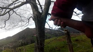 MASTURBÁNDO LA POLLA DE UN DESCONOCIDO EN EL MONTE 