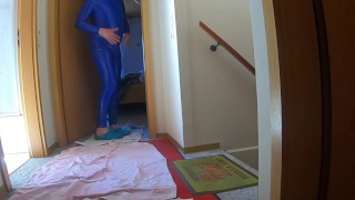 Eingeschlossen im Latex Catsuit mit Krageneinstieg