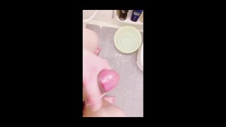 【個人撮影・素人男喘ぎ声少なめ】　 実家の風呂で声を我慢しながらオナニーして射精