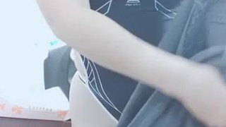 日本人女性がタイトな服を脱い