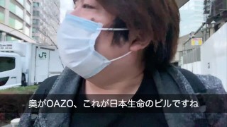 朝から東京駅の周辺を説明する男
