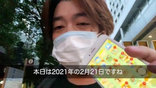 朝から東京駅の周辺を説明する男