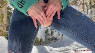 je fais pipi dans la neige et je me fais pissé sur la chatte ensuite, hentai, milf