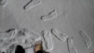 Артем ходит босиком по снегу