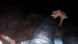 Артем ходит без носок ходит босиком по снегу