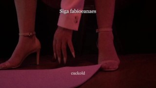 Hotwife se exibindo de salto alto e meias 7/8 para o corninho que te fetiches nos pézinhos dela