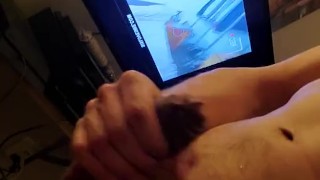 Une grosse queue éjacule partout 
