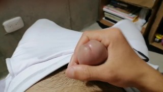 Me masturbo mientras mi mujer está en casa 
