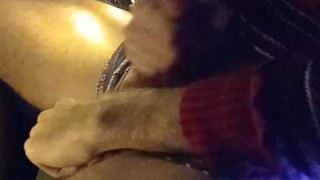 парень дрочит в машине