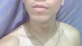 Aburrido acostado en la camita