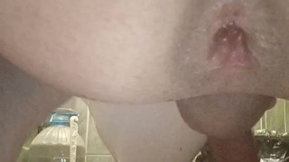 Опять трахаю попку игрушкой в публичном месте)