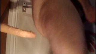 Gloryhole - echtgenoot bedriegt vrouw door zuigen en neuken van mega grote anal dildo-StraightdoesBi