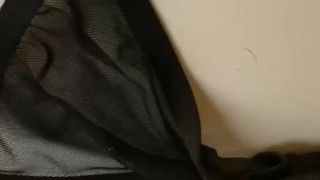 Petite éjaculation dans sa culotte