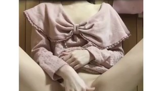 ズボズボ、クチュクチュウ、淫乱（素人、個人撮影、無修正）で巨乳胸の谷間を見せびらかしながら2本の指でそこに