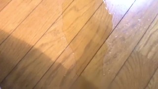 チンポ丸出しで床におしっこをぶち撒ける変態日本人男【#25】
