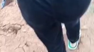 Caminando con MILF por la finca mostrando su cola al aire libre