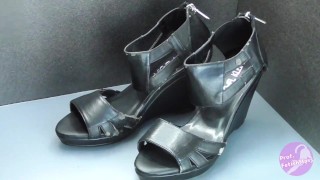 Shoe fetishism 靴フェチ　黒い合成皮革サンダルにぶっかける