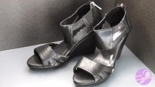 Shoe fetishism 靴フェチ　黒い合成皮革サンダルにぶっかける