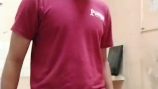 Alan Tokers sé masturba en él trabajó