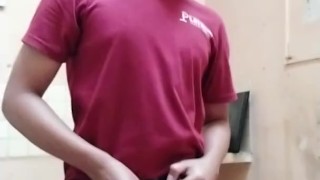 Alan Tokers sé masturba en él trabajó