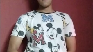 Alan Tokers sé despierta caliente y sé masturba