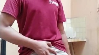 Alan Tokers sé masturba en él trabajó