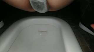 日本人男子大学生が我慢汁を垂らしてオナニーした後に勢いよく放尿