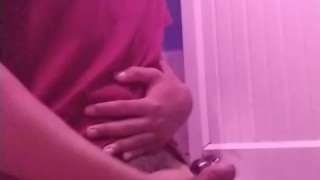 Alan Tokers sé masturba en él bañó