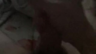 Решил подоить себя перед сном 