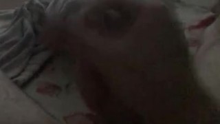Решил подоить себя перед сном 