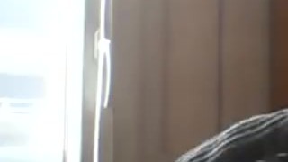 Jean-benjamin présente un gateau