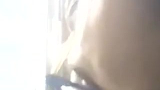 Jean-benjamin présente un gateau